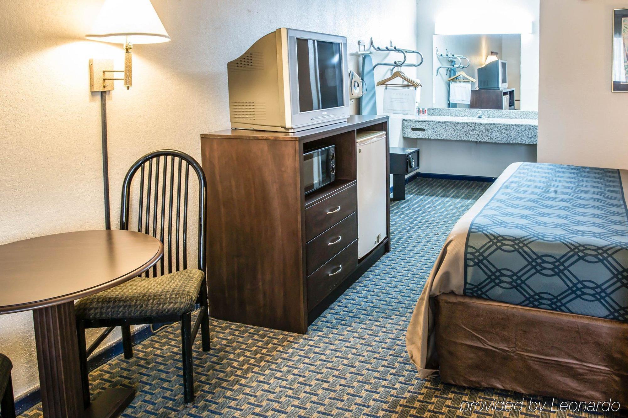 Rodeway Inn & Suites Wilmington North Extérieur photo