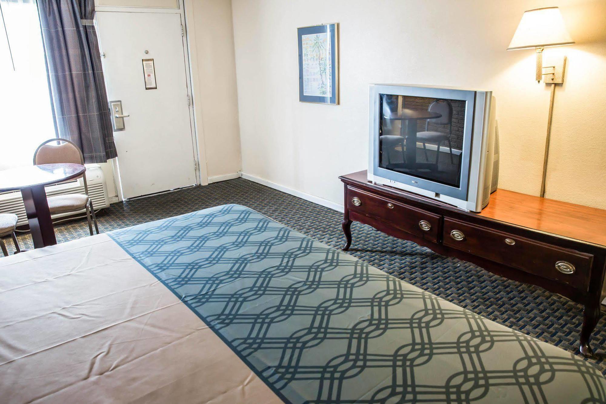 Rodeway Inn & Suites Wilmington North Extérieur photo